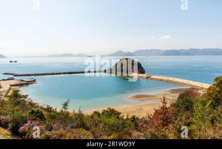 Hermoso paisaje en una playa en la isla de Naoshima en Kagawa, Japón. Foto de stock