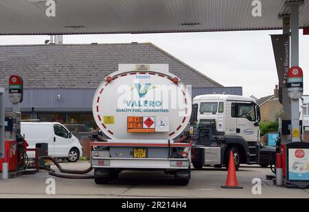 Un petrolero entrega combustible a una gasolinera de Texaco en el distrito londinense de Havering. La escasez de conductores de HGV afectó las entregas de combustible en Gran Bretaña. 2021. Foto de stock