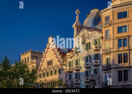 Casa Batlló de Antoni Gaudí y Casa Amatller de Josep Puig i Cadafalch temprano por la mañana en el Paseo de Gracia Barcelona Cataluña España Foto de stock
