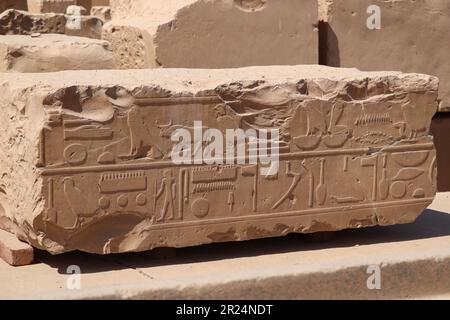 Antiguos jeroglíficos egipcios tallados en las paredes del templo de Karnak en Luxor, Egipto Foto de stock