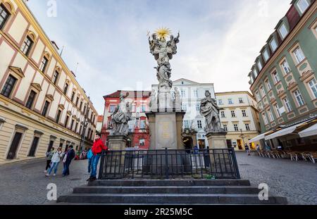 Plaza del mercado de col, Zelny trh y columna de la Santísima Trinidad - Brno, República Checa .8 de mayo de 2023 Foto de stock