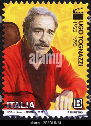 El actor italiano Ugo Tognazzi en el sello postal Foto de stock
