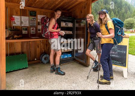 Mostrador de autoservicio con queso alpino en Fusio, Trekking del Laghetti Alpini, Ticino, Suiza Foto de stock