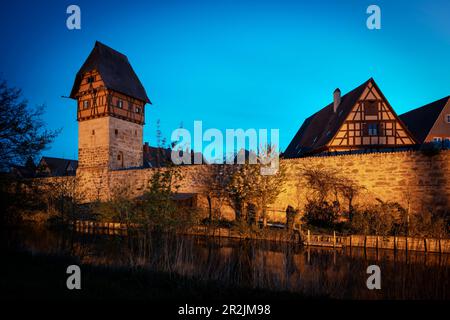 Bäuerlinsturm en el casco antiguo histórico de Dinkelsbühl en el Wörnitz (río), camino romántico, distrito de Ansbach, Franconia media, Baviera, Alemania Foto de stock