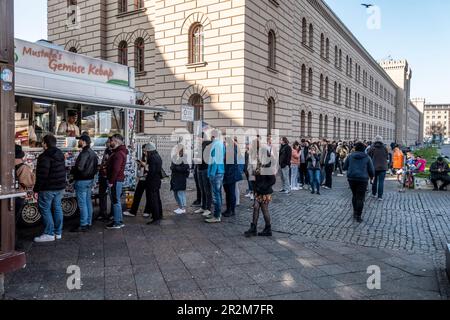 Mustafas Gemüse Kebap, Warteschlange, comida rápida, Döner, Berlin-Kreuzberg Foto de stock