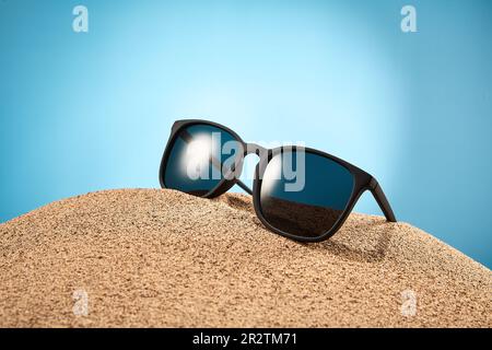 Gafas de sol con marcos oscuros y lentes oscuros Fotografía de stock - Alamy