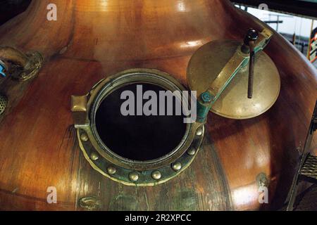 Escocia, Campbeltown, Springbank Distillery, cobre pot still. Foto de stock