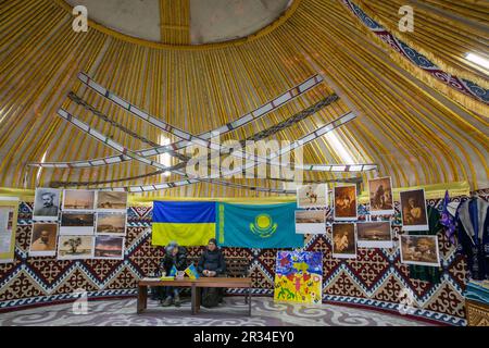 Kiev, Ucrania - 18 de marzo de 2023: La gente visita la yurta kazaja de invencibilidad en tiempo de guerra en el parque Taras Shevchenko. Foto de stock