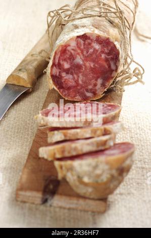 Salame piacentino (salami de Emilia Romagna, Italia) Foto de stock