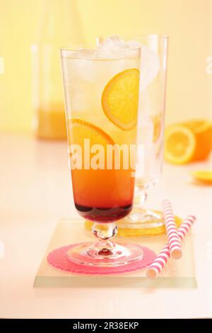Un Amanecer Naranja con cubitos de hielo Foto de stock