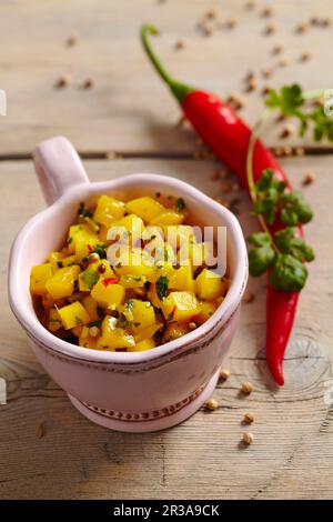 Encurtidos de mango con especias y chile Foto de stock