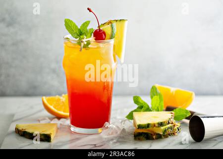Cóctel Tequila Sunrise con piña y naranja Foto de stock