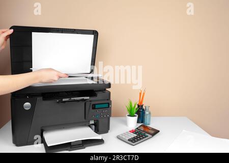 Escaneo de documentos en una oficina impresora/escáner Fotografía de stock  - Alamy