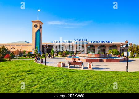 Samarcanda, Uzbekistán - 16 de abril de 2021: El edificio Samarqand Vokzal es la principal estación de trenes de pasajeros de la ciudad de Samarcanda, Uzbekistán Foto de stock
