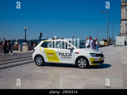 Polícia Coche de patrulla municipal en el centro de Lisboa Foto de stock