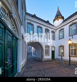 Casa del arco con la casa de Begas, Museo de Arte e Historia Regional, Heinsberg, Alemania, Europa Foto de stock