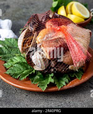 Famoso plato tradicional del sur de Chile y el archipiélago de Chiloé - Curanto al Hoyo, Kuranto. Diferentes mariscos, carne A. Foto de stock