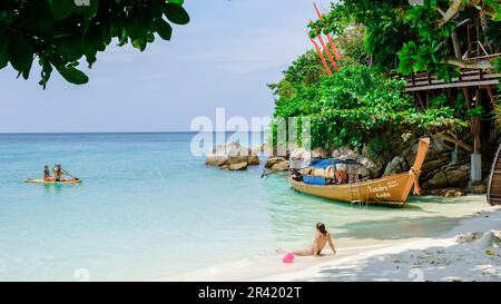 Isla Koh Lipe Tailandia, isla tropical con un océano azul y arena blanca y suave Foto de stock