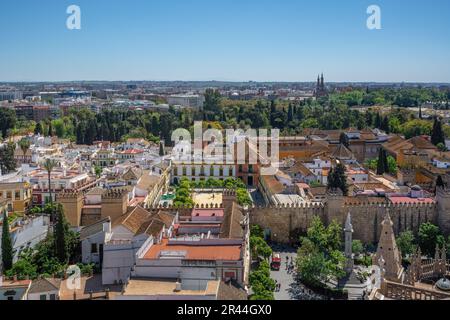 Vista aérea de Sevilla con Alcázar (Palacio Real de Sevilla) - Sevilla, Andalucía, España Foto de stock