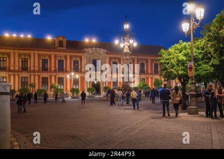 Plaza Virgen de Los Reyes de noche y Arquidiócesis de Sevilla - Sevilla, Andalucía, España Foto de stock
