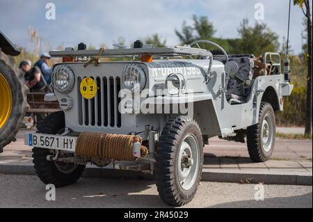 Vista frontal de un clásico Jeep Willys de la guerra, está restaurado, es de color verde Foto de stock