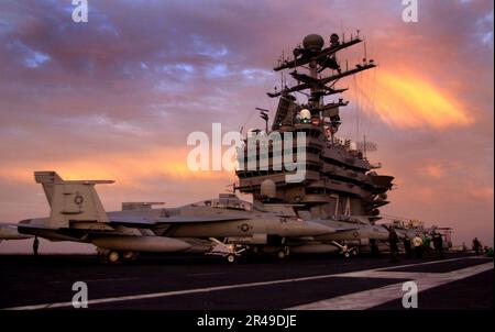 Los F-A-18F Super Hornets de la Marina de LOS ESTADOS UNIDOS están preparados para operaciones de vuelo nocturno Foto de stock