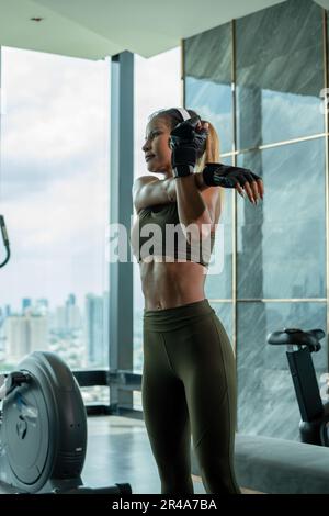 Joven Deportiva En Ropa Deportiva. Muchacha Apta Con Pesas. Niña