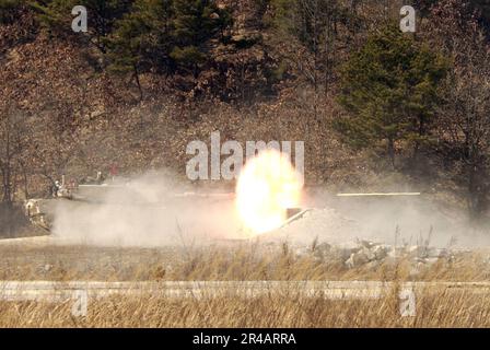 EE.UU. Navy EE.UU Soldados del Ejército, asignados al Escuadrón 1st, Regimiento del Calvario 1st, disparan el cañón desde un tanque de batalla principal M1A1 Abrams durante un ejercicio de fuego vivo en el Complejo de Fuego Vivo Rodríguez, República de Kore. Foto de stock