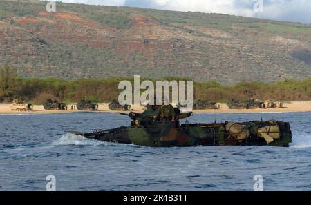 EE.UU. Navy EE.UU Los Marines asignados al Batallón de Asalto Anfibio 3rd, navegan su Vehículo de Asalto Anfibio (AAV) a través del Océano Pacífico. Foto de stock