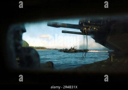 Desde la perspectiva del asiento de un comandante de tropas dentro de un Vehículo de Asalto Anfibio (AAV), los infantes de marina navegan su Vehículo de Asalto Anfibio (AAV) a través del Océano Pacífico. Foto de stock