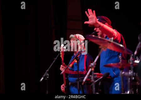 Dave Poche toca la guitarra principal durante una canción infantil en ...