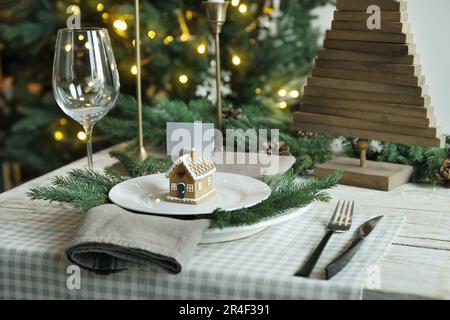 https://l450v.alamy.com/450ves/2r4f391/lugar-festivo-con-hermosos-utensilios-de-cocina-cubiertos-y-jengibre-casa-titular-de-la-tarjeta-para-la-cena-de-navidad-en-la-mesa-de-madera-2r4f391.jpg