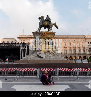 Estatua ecuestre de Vittorio Emanuele II en Piazza del Duomo, Milán, Lombardía, Italia Foto de stock