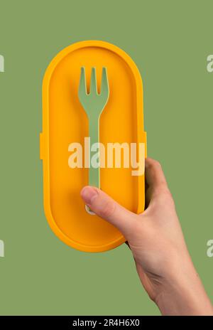 Ensalada para ir en platos desechables de plástico. Cómodo de llevar  Fotografía de stock - Alamy