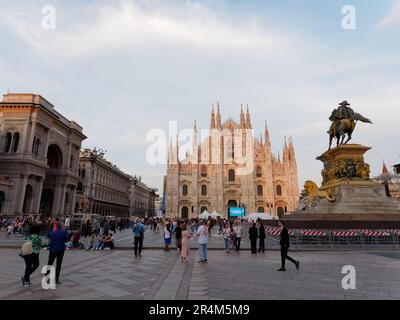Galleria Vittorio Emanuele II izquierda, Duomo centro, Vittorio Emanuele II estatua ecuestre derecha, Piazza del Duomo, Milán, Lombardía, Italia Foto de stock