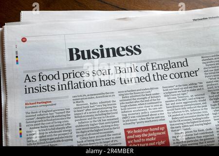 'A medida que los precios de los alimentos se disparan, el Banco de Inglaterra insiste en que la inflación no ha vuelto la esquina', artículo titular del periódico The Guardian sobre el costo de la vida el 2023 de mayo en Londres, Reino Unido
