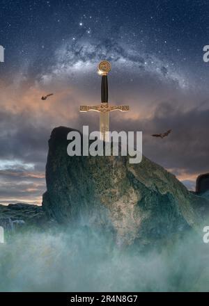 Rey Arturo Excalibur Espada mítica en la piedra en un concepto de noche estrellada. Foto de stock