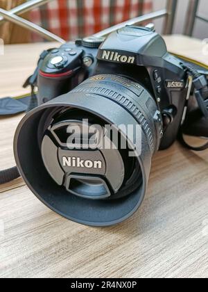 Nikon D5300 cámara DSLR con Zoom 18-250 mm de Sigma OS HSM Macro Lens  aislado sobre fondo blanco Fotografía de stock - Alamy