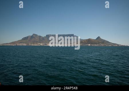 Ciudad del Cabo, vista desde el mar, mirando hacia la montaña Table (centro) con el pico Devils (izquierda) y Signal Hill, y Lions Head (derecha) Foto de stock