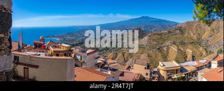 Vista de Castelmola con el Monte Etna en el fondo, Taormina, Sicilia, Italia, Europa Foto de stock