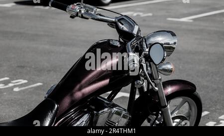 foto de una motocicleta clásica en el aparcamiento Foto de stock