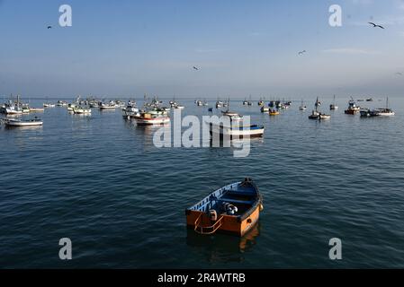 Los barcos de pesca en los Organos aldea cerca de Mancora, Perú