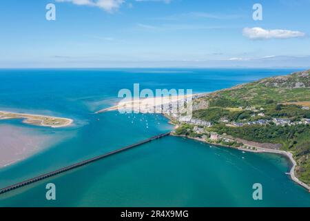 Vista aérea de Barmouth, estuario de Mawddach, Gales Foto de stock