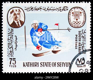 MOSCÚ, RUSIA - 18 DE MAYO de 2023: Sello postal impreso en Yemen muestra el esquí, juegos olímpicos de Grenoble serie 1968, alrededor de 1967 Foto de stock