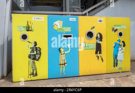 Grandes estaciones de eliminación de residuos artísticas separadas marcadas por colores. Batumi Georgia Foto de stock