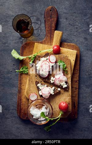 Pan proteico con queso crema granulado y rábanos Foto de stock
