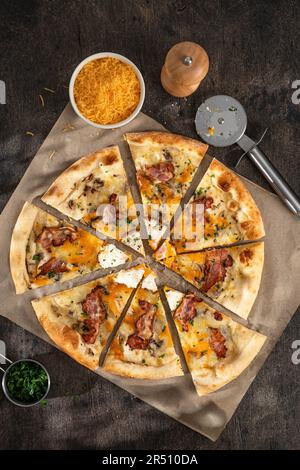 Pizza carbonara con huevo y queso cheddar Foto de stock