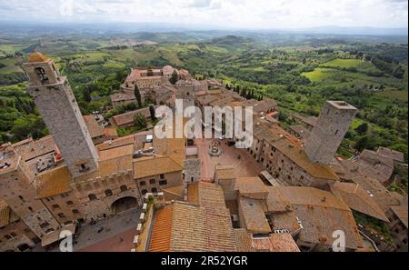 Vista desde la Torre Grossa sobre los tejados de San Gimignano, Provincia de Siena, Toscana, Italia Foto de stock