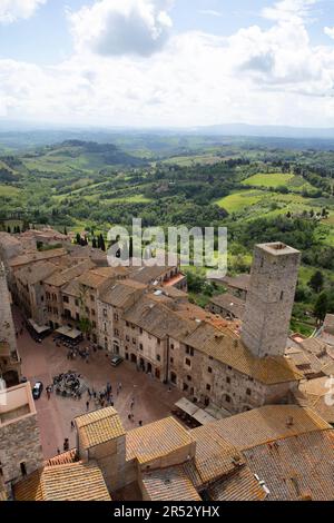 Vista desde la Torre Grossa sobre los tejados de San Gimignano, Provincia de Siena, Toscana, Italia Foto de stock