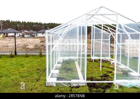 Ver en invernadero pequeño en un jardín trasero Fotografía de stock - Alamy